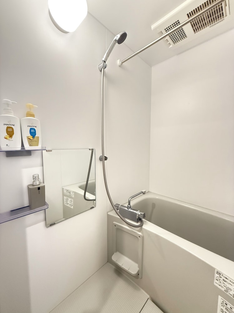 スタンダード トリプルルーム ベッド (複数台) バスルーム1 | YM Hotel-Sugamo