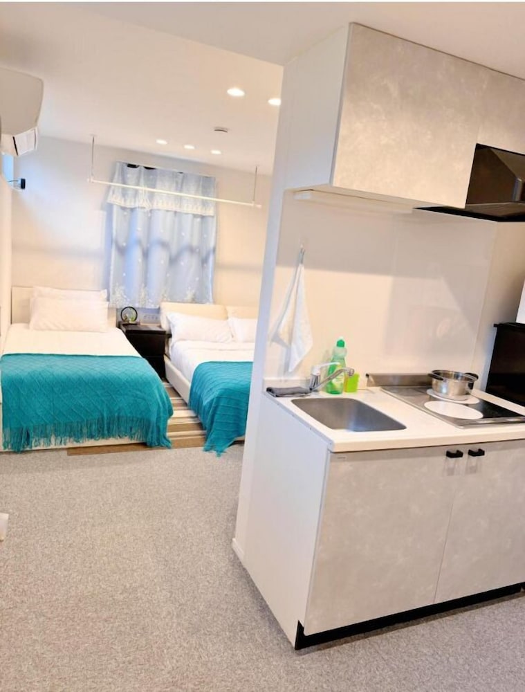 スタンダード 4 人部屋 ベッド (複数台) 客室内のダイニングエリア0 | YM Hotel-Sugamo