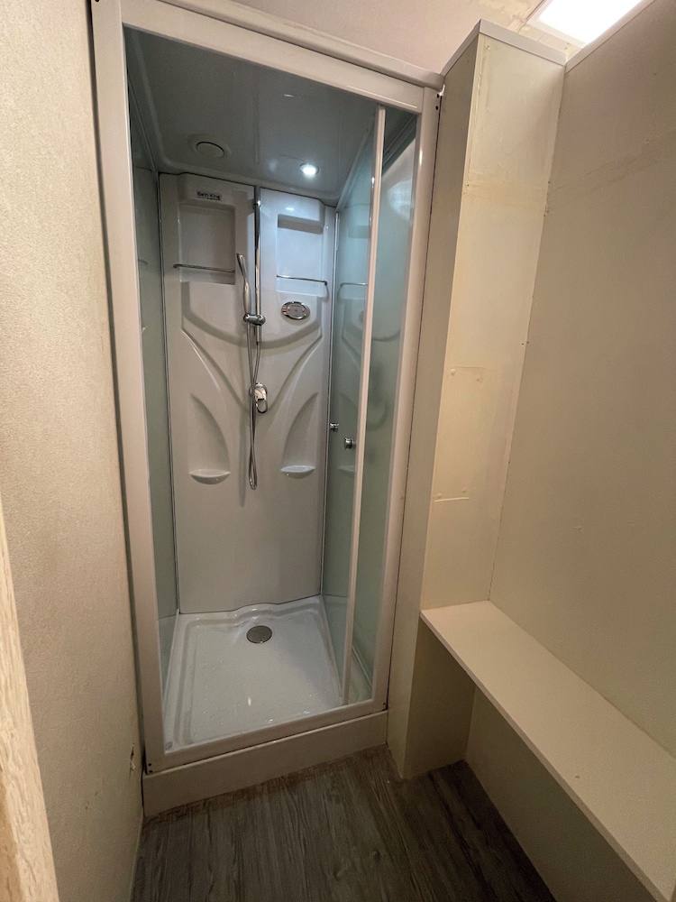 ベーシック ツインルーム 共用バスルーム1 | Phoenix Inn