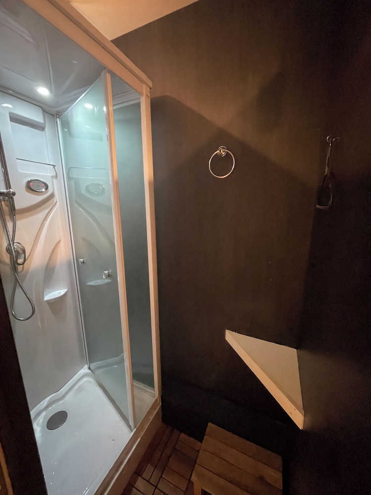 ベーシック ツインルーム 共用バスルーム3 | Phoenix Inn