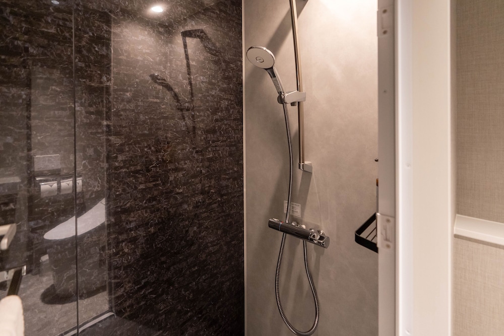 ダブルルーム（シャワーのみ） バスルームのシャワー0 | HOTEL R9 Premium 川俣駅前