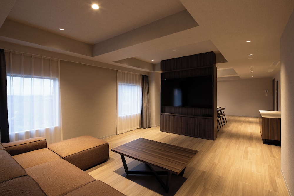 スイート リビング エリア1 | HOTEL R9 Premium 川俣駅前