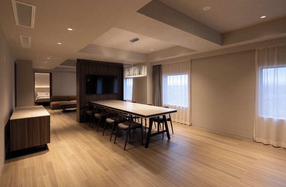 スイート 客室内のダイニングエリア0 | HOTEL R9 Premium 川俣駅前