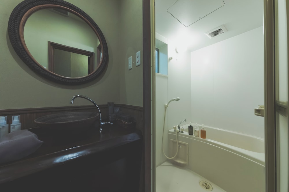 ツインルーム リバービュー バスルーム1 | こもれびの宿 明徳庵