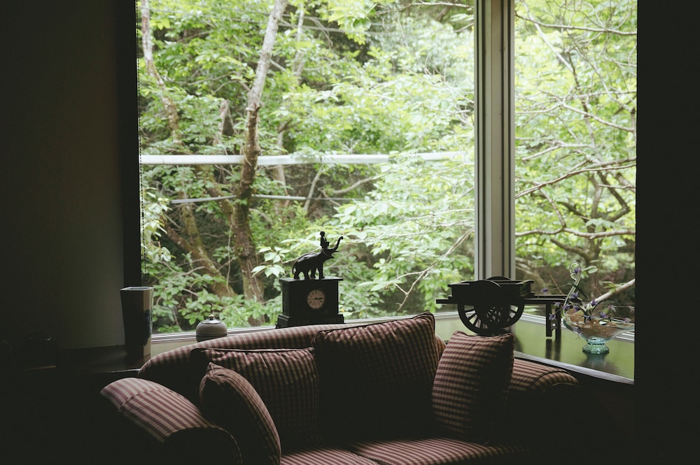 ツインルーム リバービュー リビング エリア0 | こもれびの宿 明徳庵