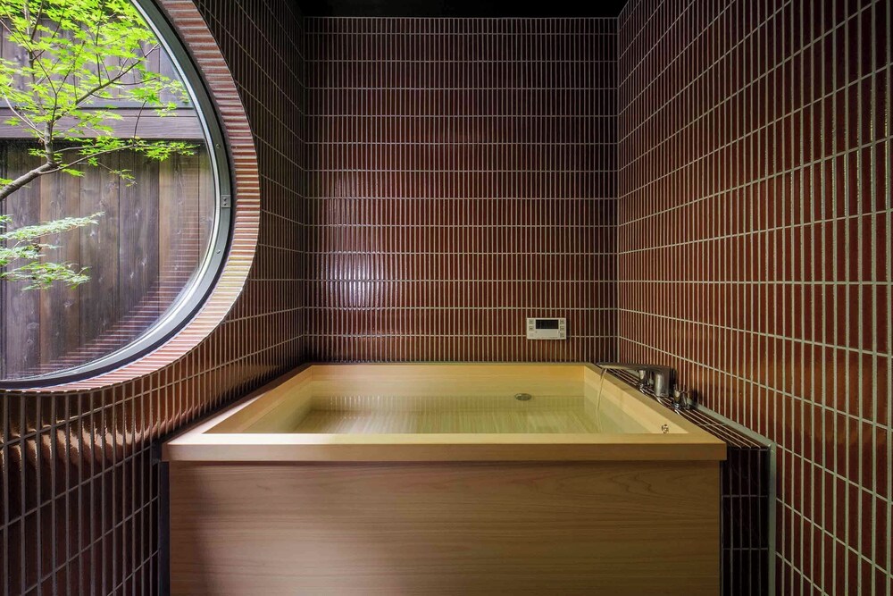 トラディショナル ハウス 4 ベッドルーム キッチン ガーデンビュー バスルーム1 | Nananohi Machiya House