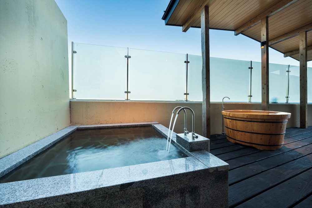 [スイートヴィラ / 洋室] 温泉・低温サウナ・夏期限定プール付 禁煙 客室1 | 別館 うみね