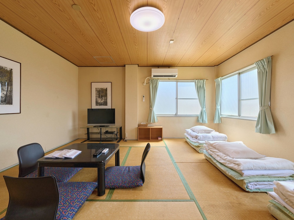 [喫煙可] 和室3名様 (バス/トイレ共用) 客室4 | Tabist ビジネスホテル寺本