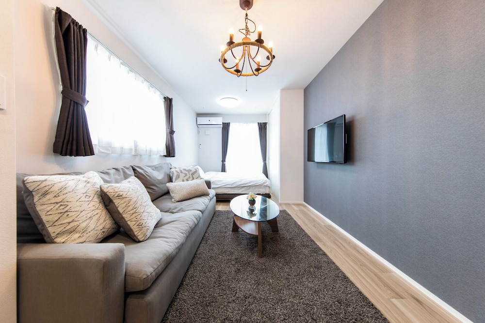 ロジモエール102室(禁煙/1Kラグジュアリー洗練のデザインアパート) | ロジモエール