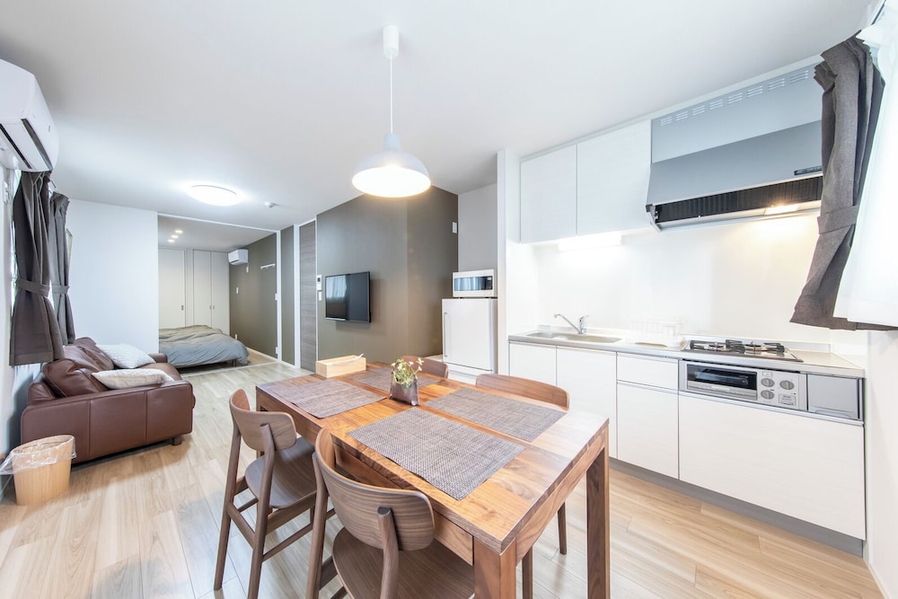 ロジモエール201室(禁煙/1LDKブラウン基調の重厚感空間アパート) | ロジモエール