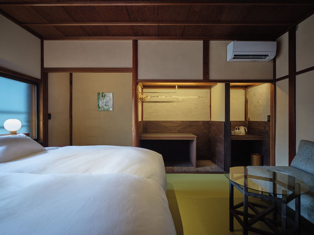 ダブルまたはツインルーム シティビュー 客室2 | Komado ベンガラ