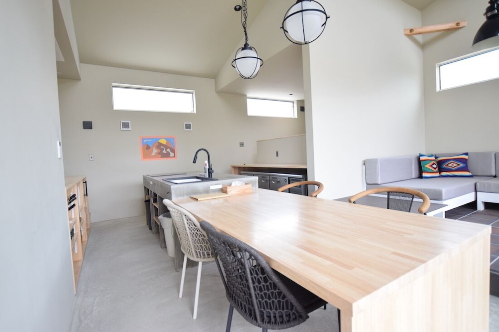 デラックス ヴィラ リビング エリア0 | THE CHIKURA UMI BASE CAMP