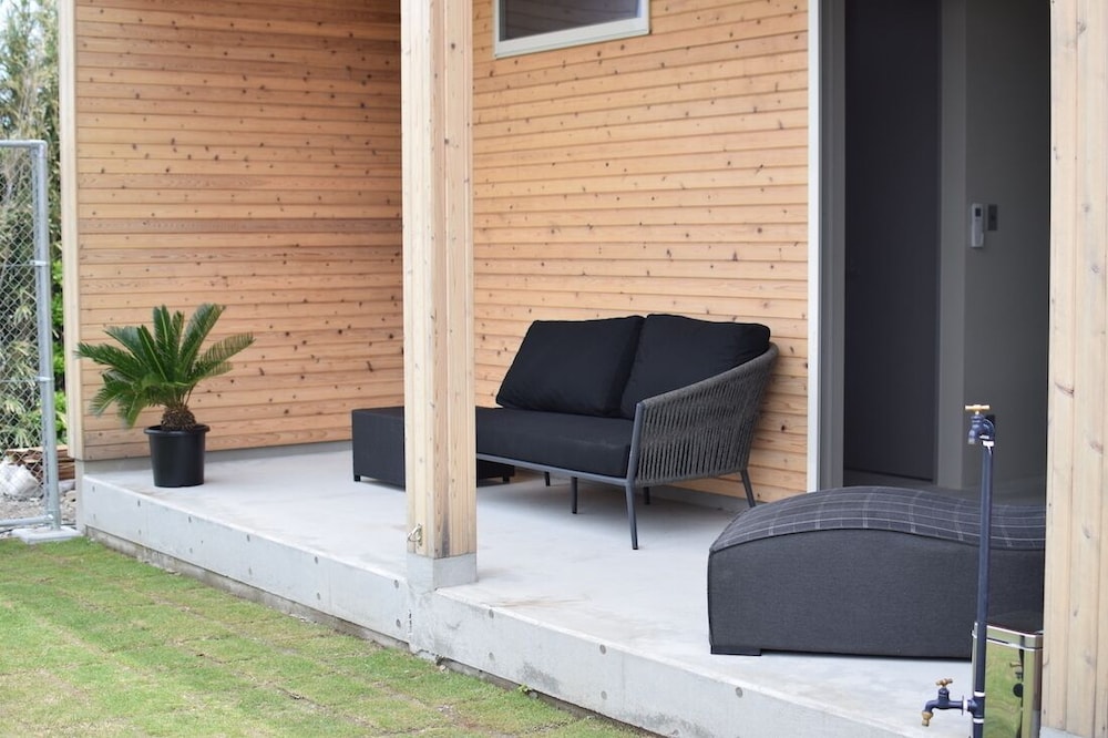 デラックス ヴィラ テラス / パティオ2 | THE CHIKURA UMI BASE CAMP