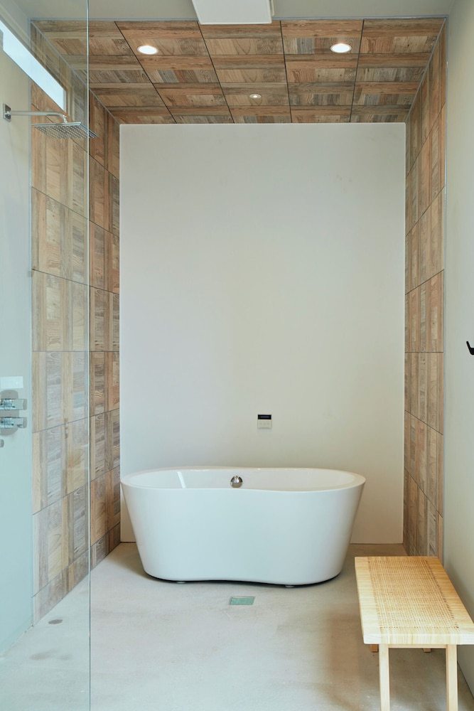 スーペリア ヴィラ バスルーム1 | THE CHIKURA UMI BASE CAMP