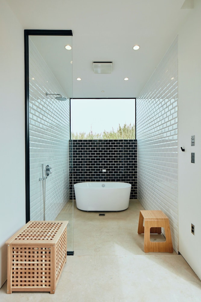 ヴィラ 1 ベッドルーム バスルーム1 | THE CHIKURA UMI BASE CAMP