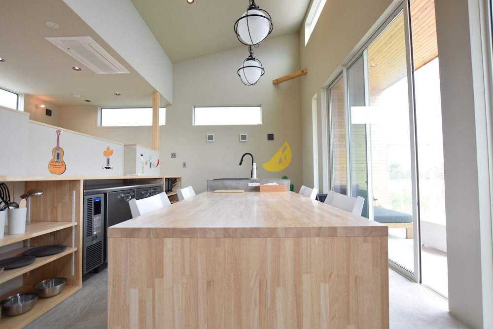 デラックス ヴィラ リビング エリア0 | THE CHIKURA UMI BASE CAMP