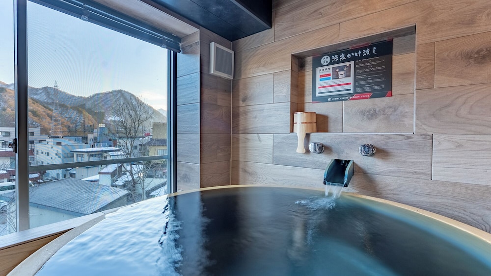 [和モダンスイート和洋室] 60平米 信楽焼半露天風呂 禁煙 バスルーム1 | リブマックスリゾート越後湯沢