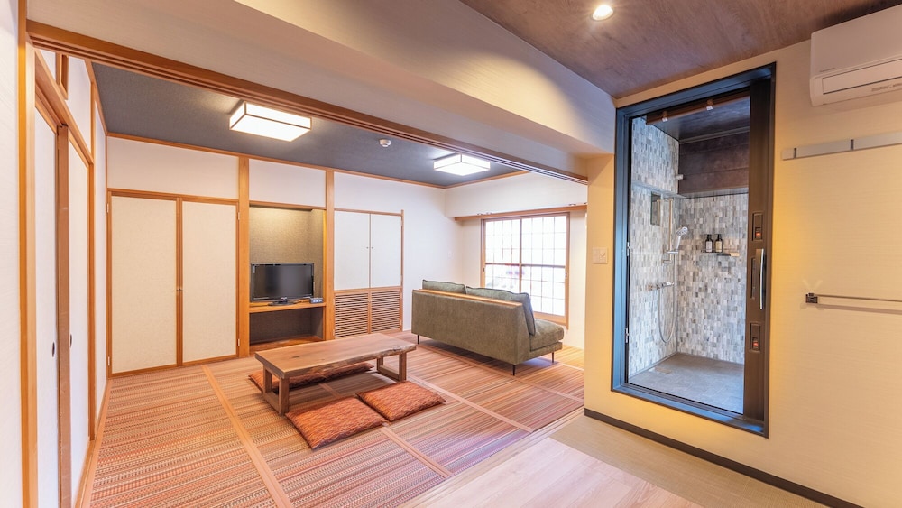 [和モダンスイート和洋室] 60平米 信楽焼半露天風呂 禁煙 客室2 | リブマックスリゾート越後湯沢