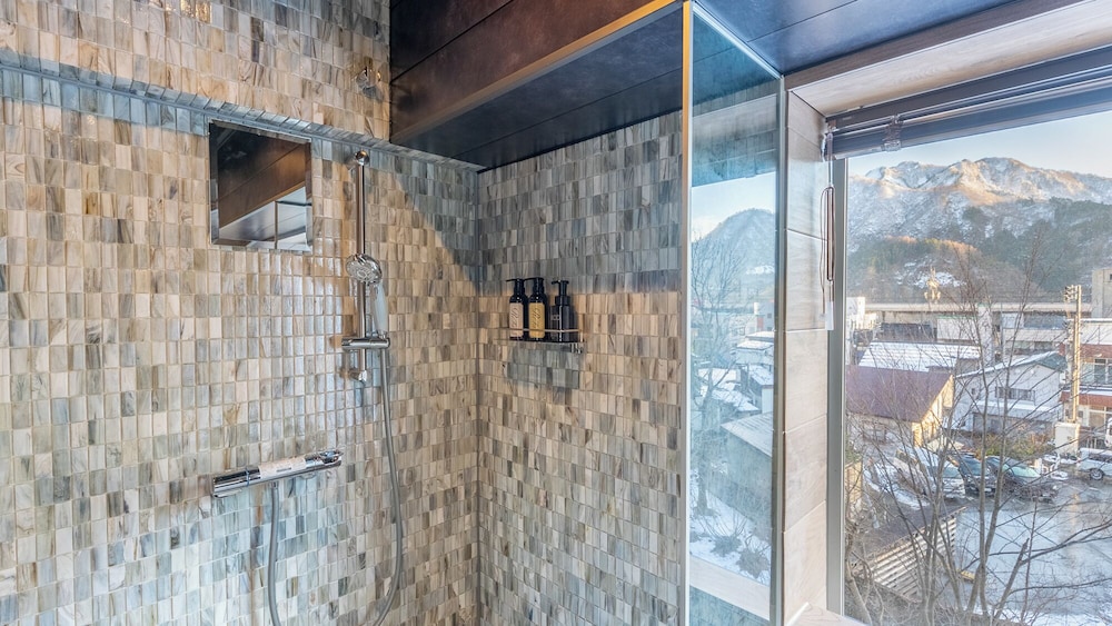 [和モダンスイート和洋室] 60平米 信楽焼半露天風呂 禁煙 バスルーム0 | リブマックスリゾート越後湯沢