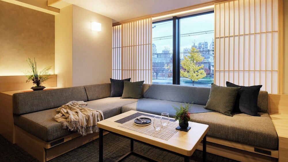 スーペリア4ベッド リバービュー 施設の正面0 | Minn 河原町五条リバーサイド