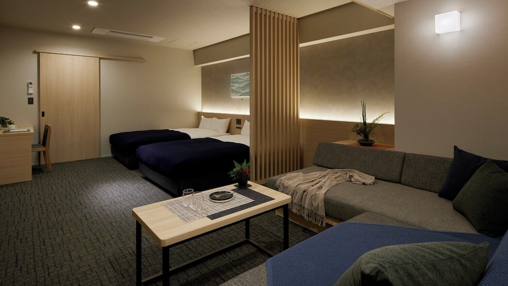 スーペリア4ベッド リバービュー リビング エリア0 | Minn 河原町五条リバーサイド