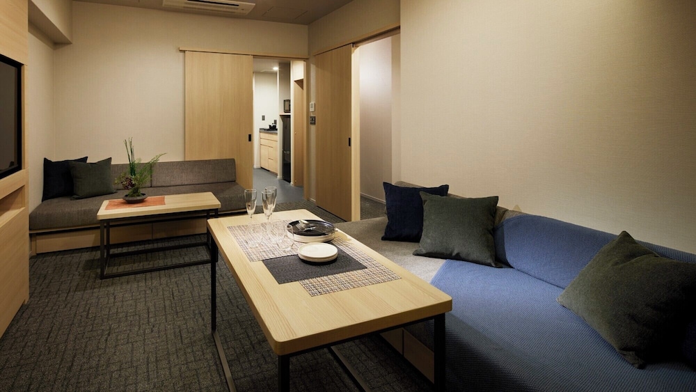 ファミリースイート 1ベッドルーム 5ベッド リビング エリア1 | Minn 河原町五条リバーサイド