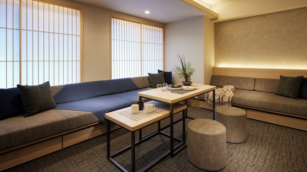 ファミリースイート 1ベッドルーム 5ベッド リビング エリア3 | Minn 河原町五条リバーサイド