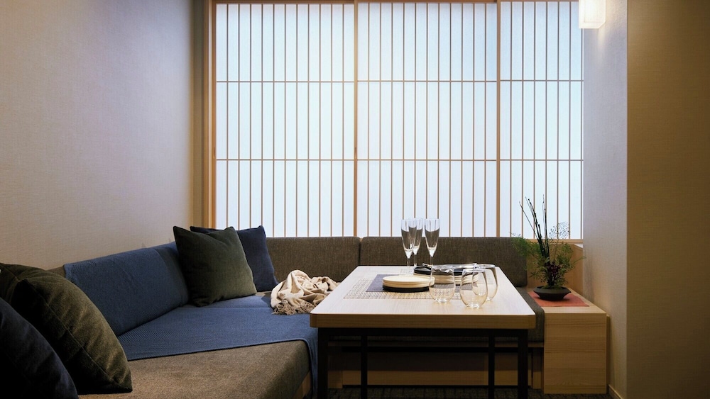 ファミリースイート 1ベッドルーム 5ベッド リビング エリア2 | Minn 河原町五条リバーサイド