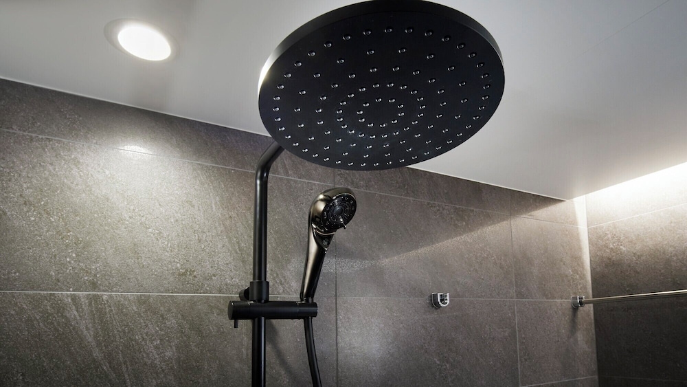 モデレート4ベッド リバービュー バスルームのシャワー0 | Minn 河原町五条リバーサイド