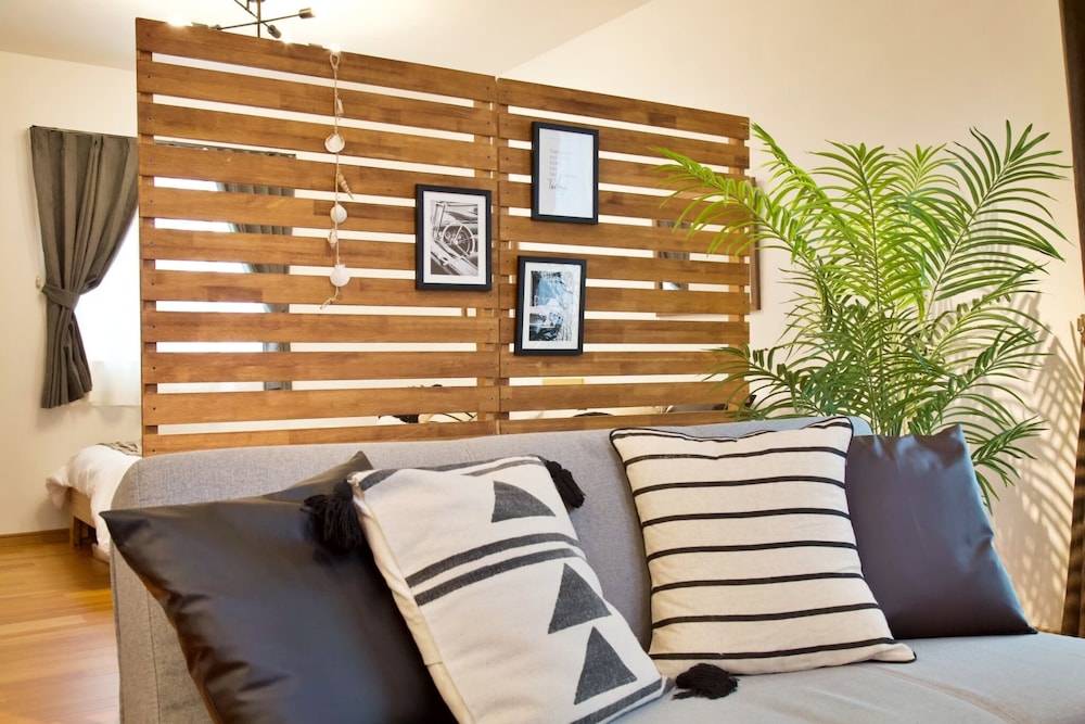 アパートメント リビング エリア1 | アーモンド石垣