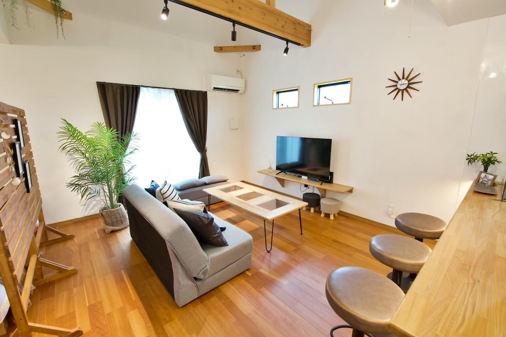 アパートメント リビング エリア4 | アーモンド石垣