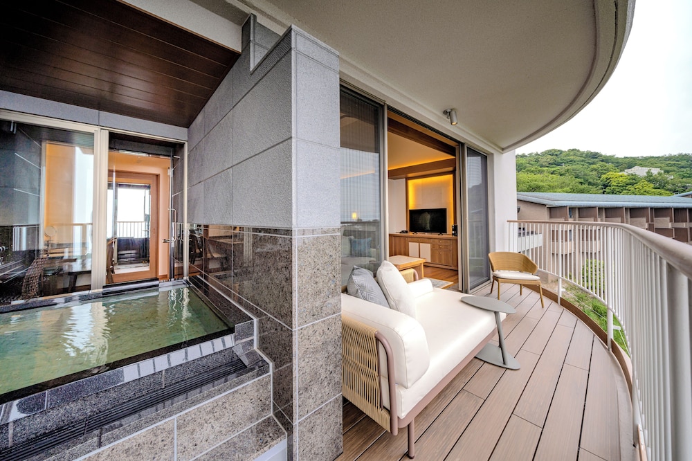 [西棟] 温泉露天 デラックステラスツインA 禁煙 客室2 | 伊豆ホテル リゾート＆スパ