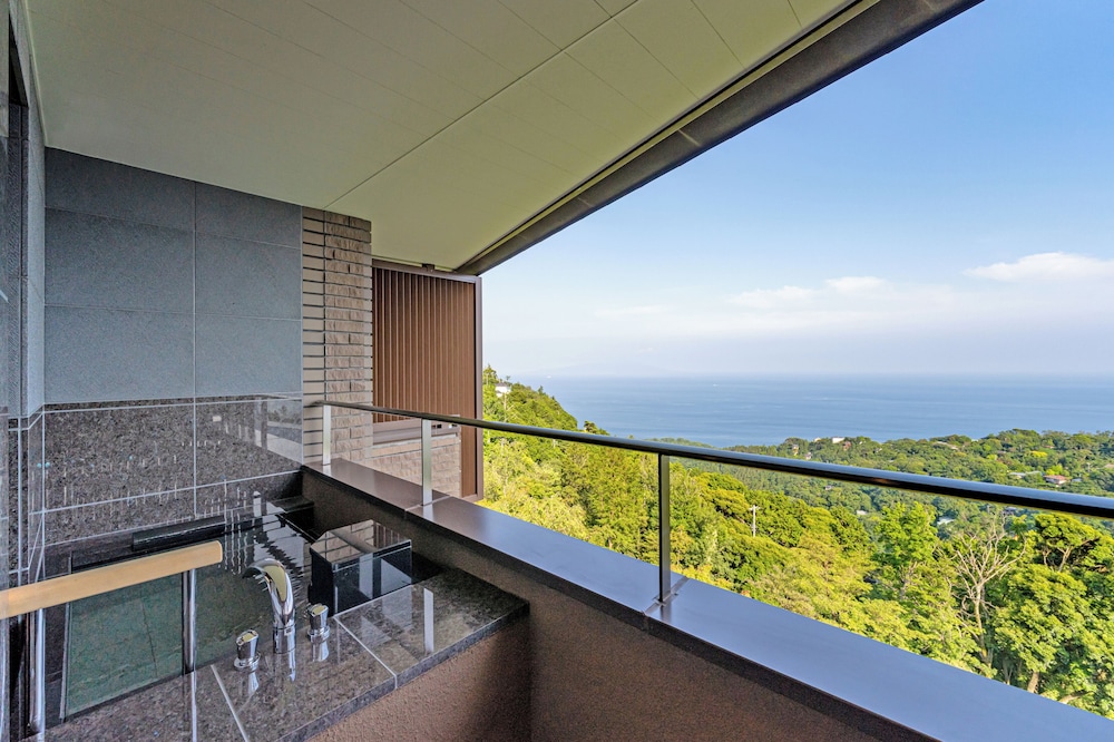 [東棟] 温泉露天 デラックステラスツインB2 禁煙 客室2 | 伊豆ホテル リゾート＆スパ