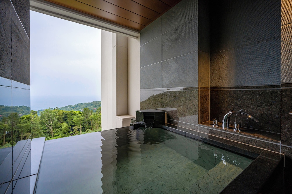 [西棟] 温泉露天 デラックステラスツインC 禁煙 客室3 | 伊豆ホテル リゾート＆スパ