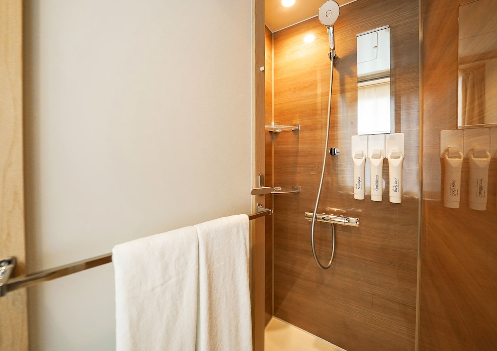 ファミリー スイート ベッド (複数台) 簡易キッチン シティビュー バスルームのシャワー0 | UH Suite Namba Station The Spa