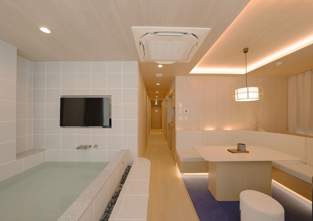 ファミリー スイート ベッド (複数台) 簡易キッチン シティビュー 客室1 | UH Suite Namba Station The Spa