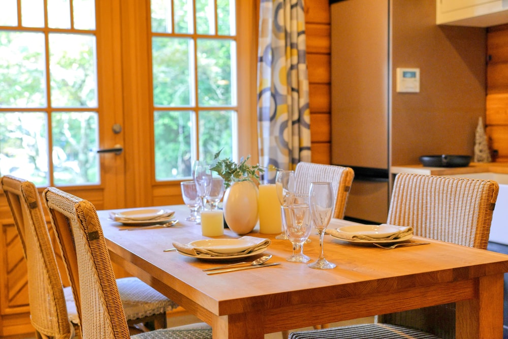 ヴィラ バルコニー ガーデンビュー 客室内のダイニングエリア0 | ファーストヴィラ山中湖