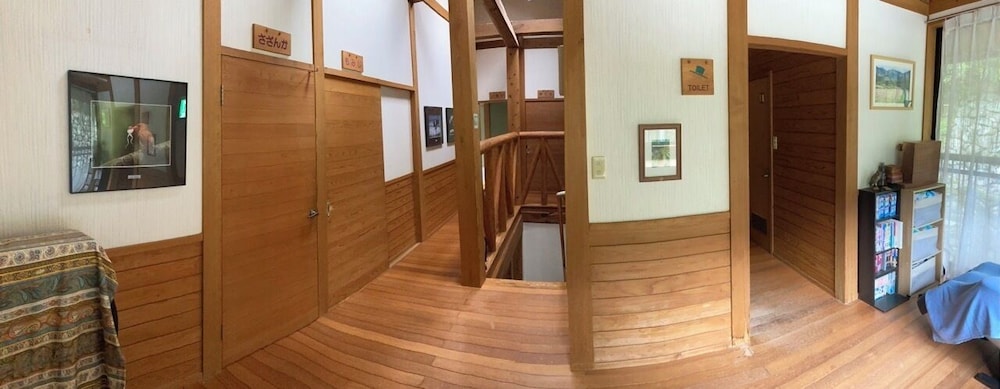 ベーシック ダブルまたはツインルーム マウンテンビュー リビング エリア1 | 森の民宿　樹の里