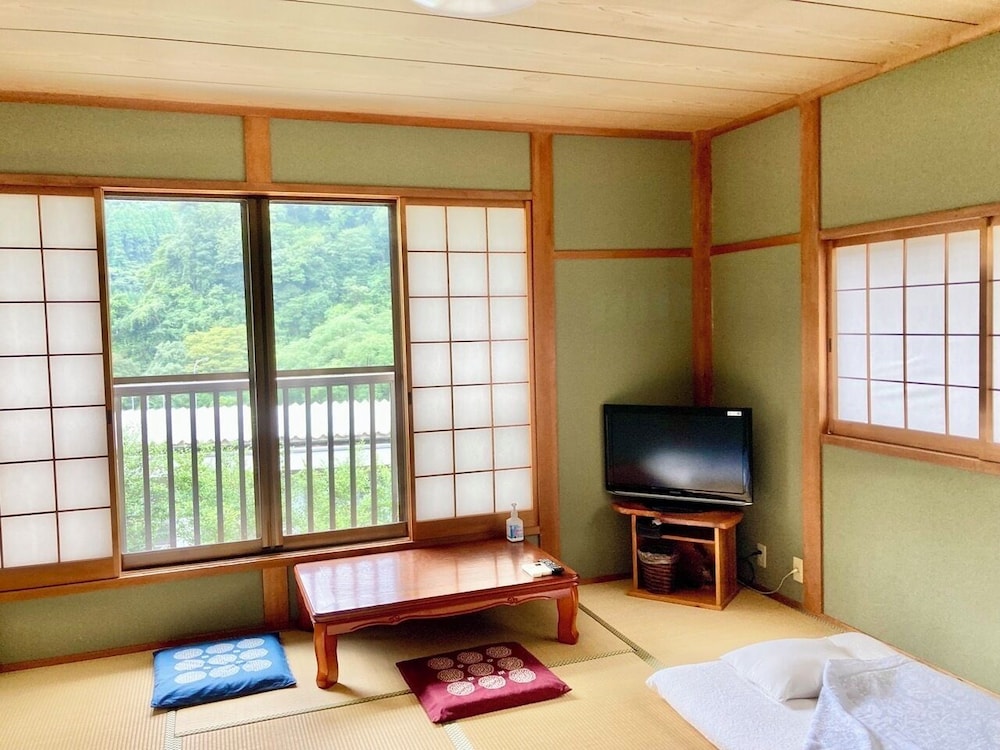ベーシック ダブルまたはツインルーム マウンテンビュー 客室1 | 森の民宿　樹の里