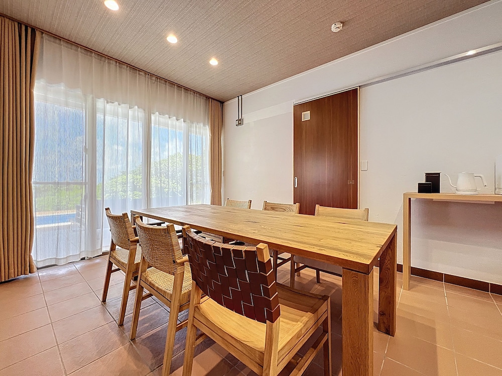 ヴィラ シービュー 客室内のダイニングエリア0 | ulu Okinawa Resort