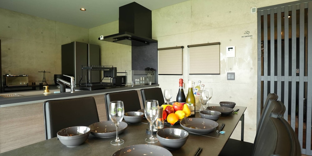 デラックス ヴィラ 2 ベッドルーム 禁煙 キッチン 客室内のダイニングエリア1 | ベイサイドヴィラ宮古島