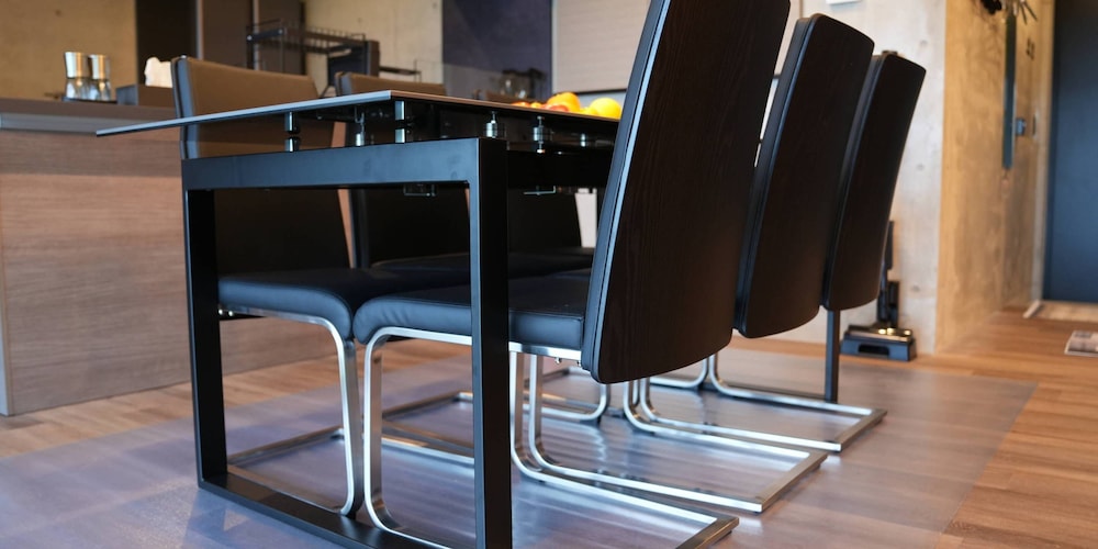 デラックス ヴィラ 2 ベッドルーム 禁煙 キッチン 客室内のダイニングエリア0 | ベイサイドヴィラ宮古島