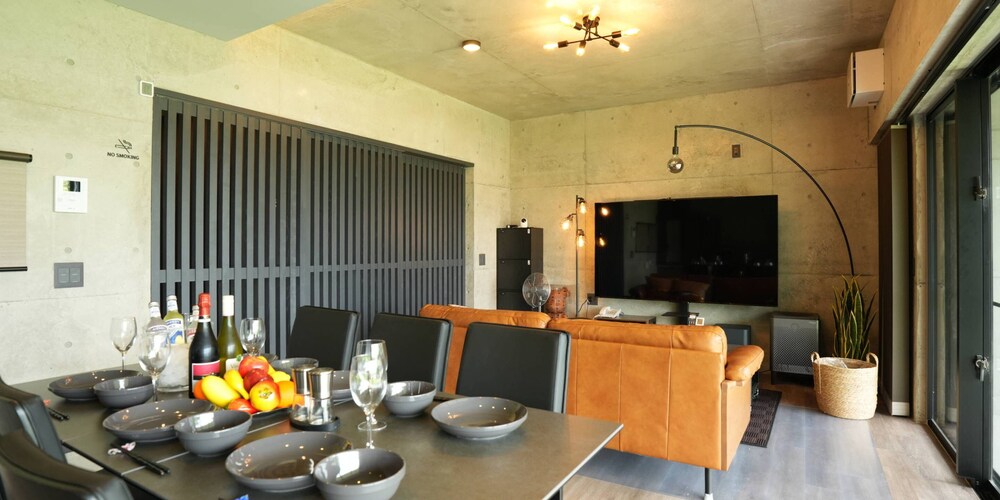 デラックス ヴィラ 2 ベッドルーム 禁煙 キッチン 客室内のダイニングエリア2 | ベイサイドヴィラ宮古島