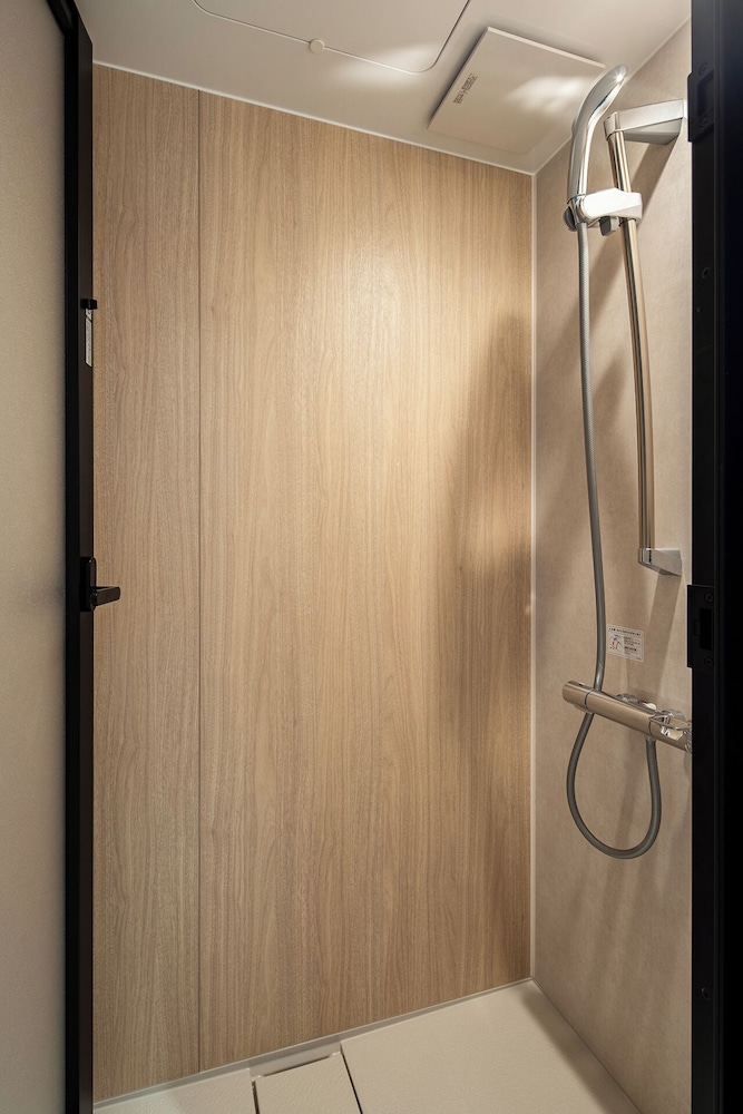 ベース スタジオ 低層階 バスルームのシャワー0 | Section L Shimbashi West