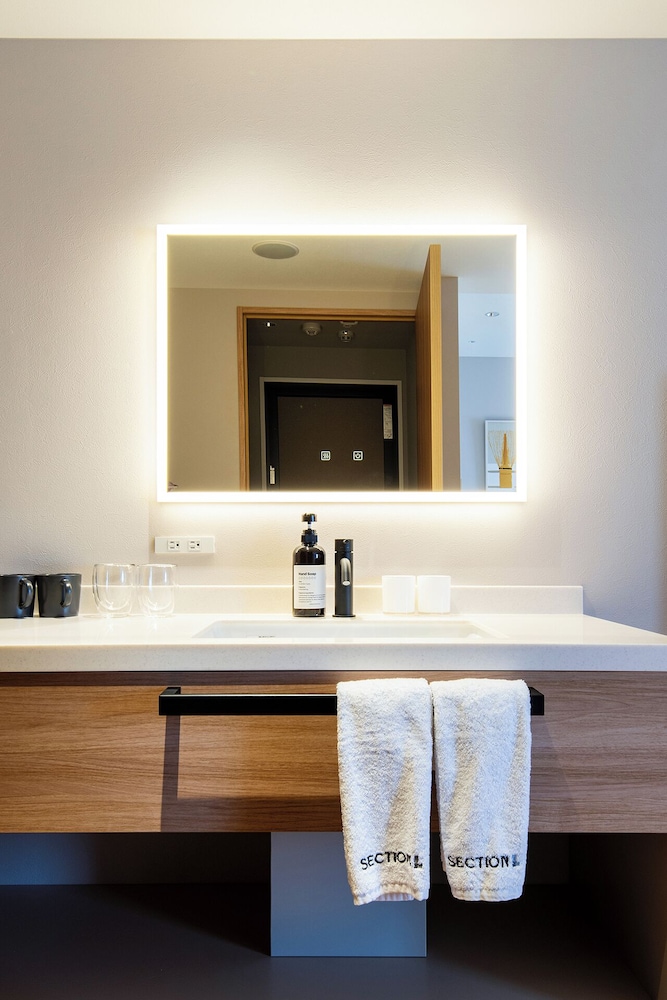 ベース スタジオ 低層階 客室2 | Section L Shimbashi West