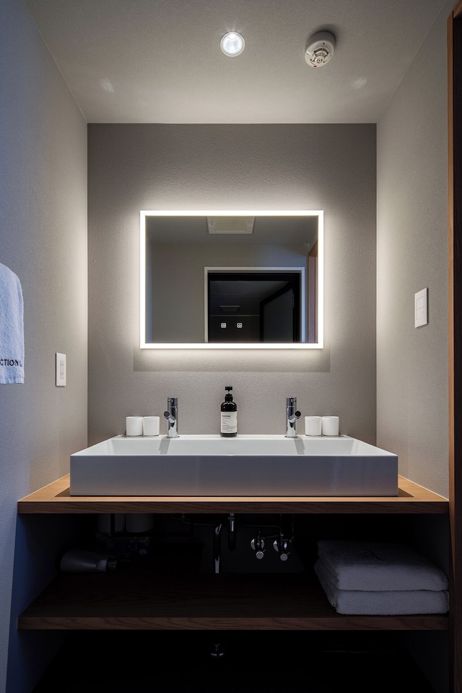 プレミア １ ベッドルーム アパートメント バスルーム0 | Section L Shimbashi West