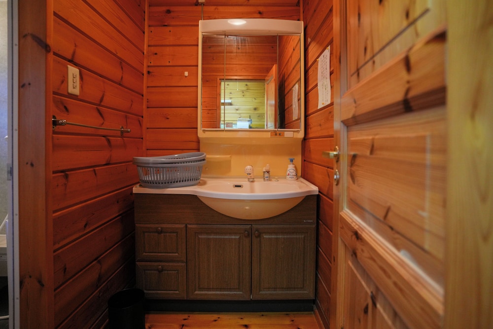 ファミリー ヴィラ 3 ベッドルーム マウンテンビュー レイクサイド バスルームのシンク0 | SAKATA LOG HOUSE