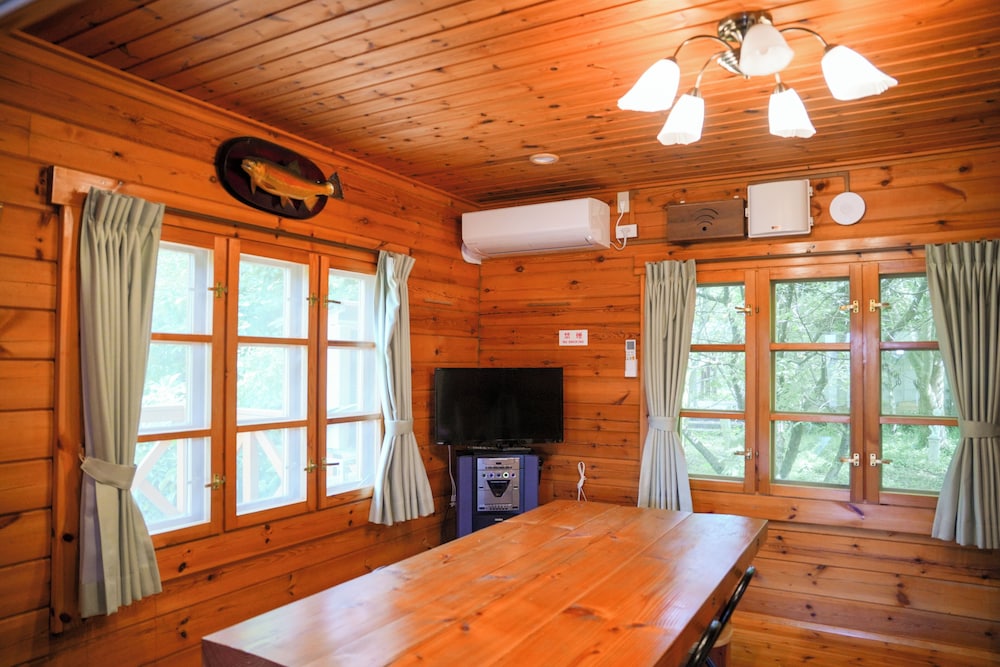 ファミリー ヴィラ 3 ベッドルーム マウンテンビュー レイクサイド リビングルーム0 | SAKATA LOG HOUSE