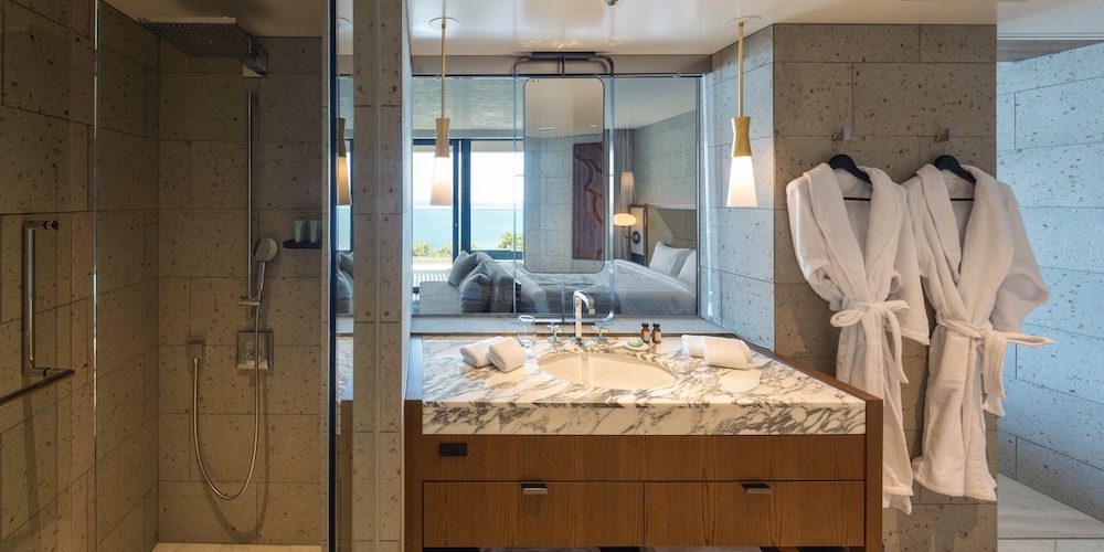 デラックス ダブルルーム オーシャンビュー 温泉あり 禁煙 バスルーム2 | UMITO 熱海別邸