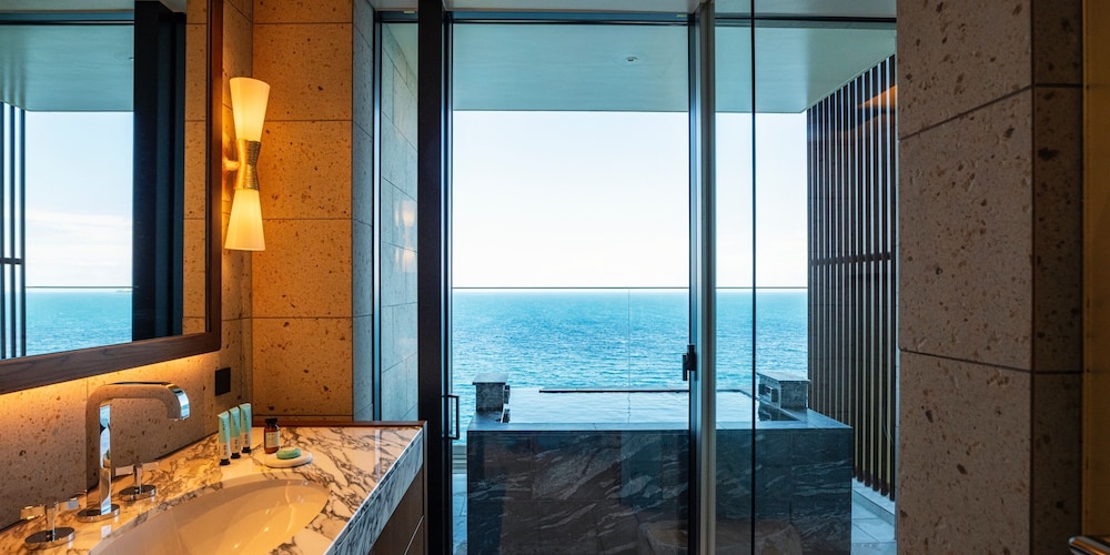 プレジデンシャル スイート 2 ベッドルーム プライベートプール オーシャンビュー 温泉あり 禁煙 バスルーム1 | UMITO 熱海別邸